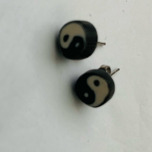 EARRINGS YING YANG VINTAGE ACRYLIC PIERCED BLACK & WHITE RETRO - Picture 3 of 6
